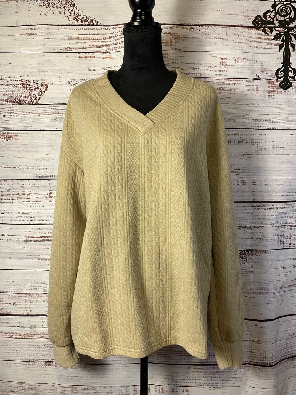 Women’s Cream V-Neck Cable Sweater Sz-L